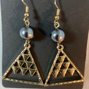Mauna Kea Triangle/Hamilton Gold with Shell Pearl Earrings